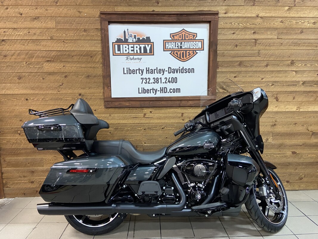 2025 Harley-Davidson Street Glide Ultra Iron Horse Metallic / Vivid Black - FLHXU