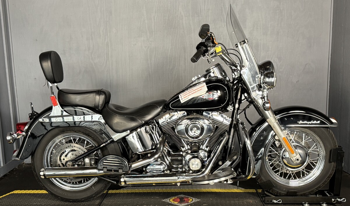 2015 Harley-Davidson Heritage Softail Classic FLSTC BLACK W/ PINSTRI