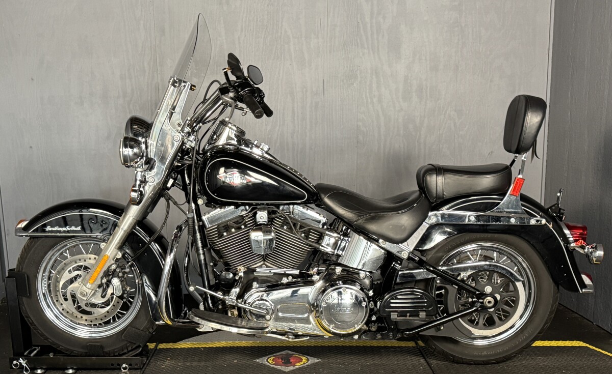 2015 Harley-Davidson Heritage Softail Classic FLSTC BLACK W/ PINSTRI - Photo 3
