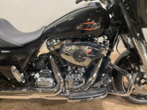 2025 Harley-Davidson<sup>®</sup> Street Glide® Vivid Black FLHX thumb 3