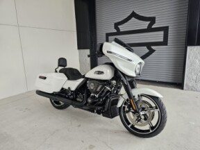 2025 Harley-Davidson<sup>®</sup> Street Glide® thumb 2