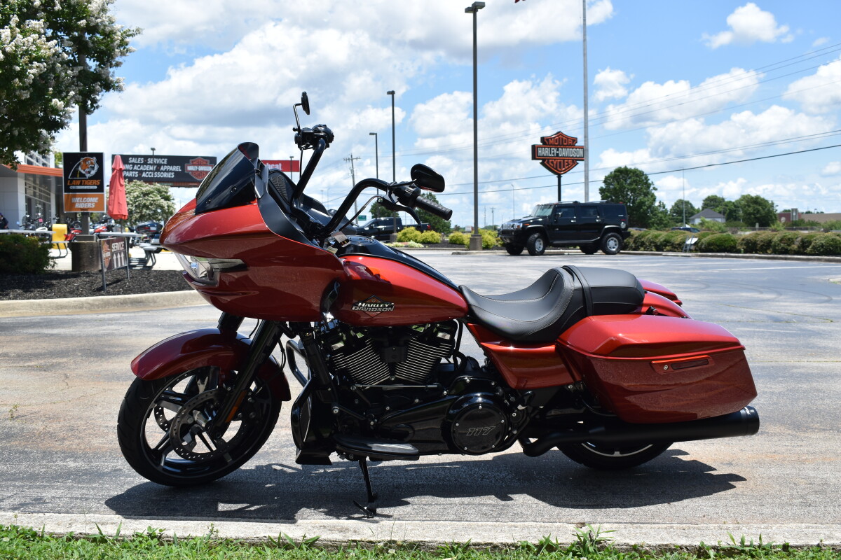 2025 Harley-Davidson Road Glide – Premium Touring Power - Photo 5