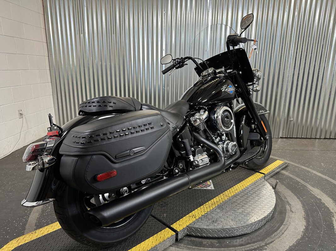 2025 Harley-Davidson Heritage Classic Vivid Black w/Cast Wheels - Photo 8