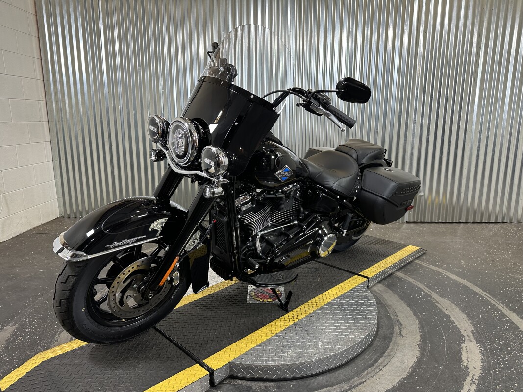 2025 Harley-Davidson Heritage Classic Vivid Black w/Cast Wheels - Photo 4
