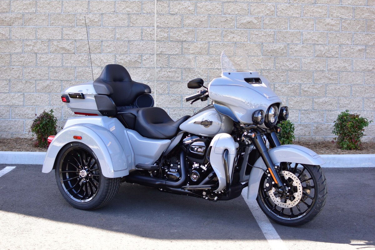 2025 Harley-Davidson Tri Glide Ultra FLHTCUTG - Photo 8