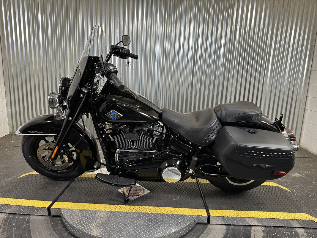 2025 Harley-Davidson Heritage Classic Vivid Black w/Cast Wheels - Photo 5