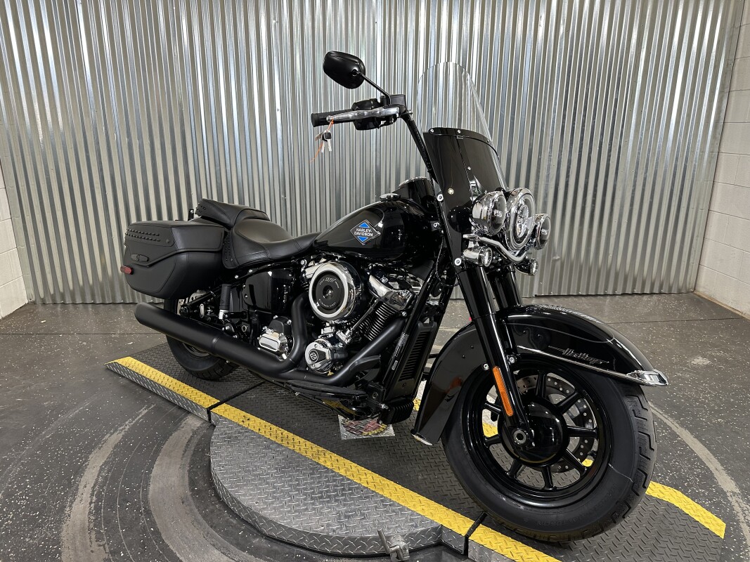 2025 Harley-Davidson Heritage Classic Vivid Black w/Cast Wheels - Photo 2