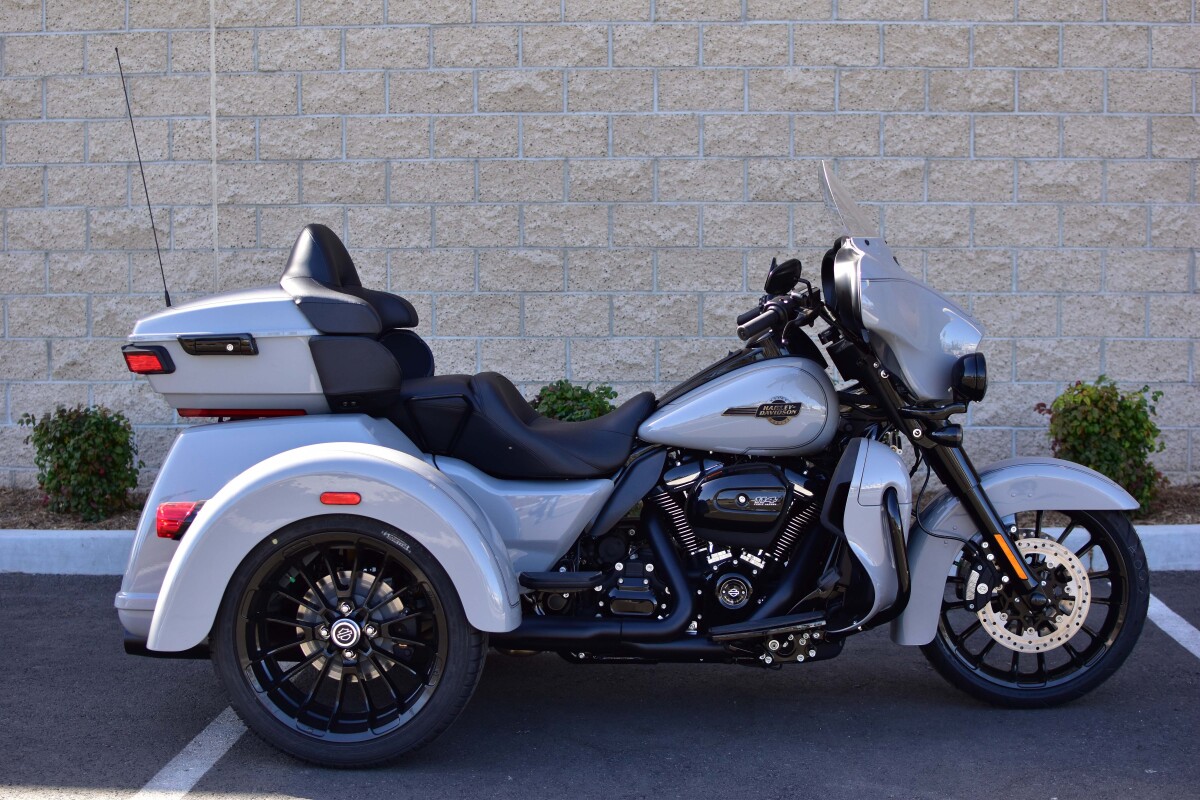 2025 Harley-Davidson Tri Glide Ultra FLHTCUTG