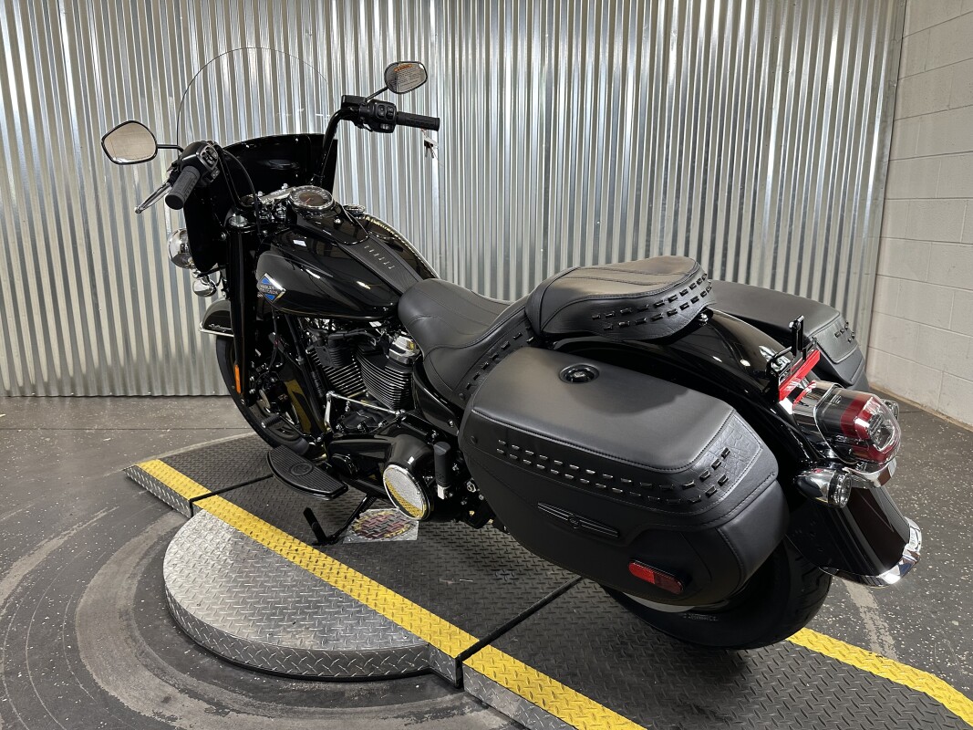 2025 Harley-Davidson Heritage Classic Vivid Black w/Cast Wheels - Photo 6