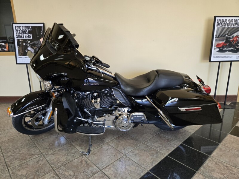 2018 Harley-Davidson<sup>®</sup> Ultra Limited Vivid Black