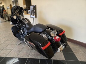 2018 Harley-Davidson<sup>®</sup> Ultra Limited Vivid Black thumb 2