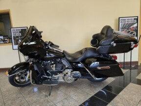 2018 Harley-Davidson<sup>®</sup> Ultra Limited Vivid Black thumb 3