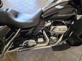 2018 Harley-Davidson<sup>®</sup> Ultra Limited Vivid Black thumb 0