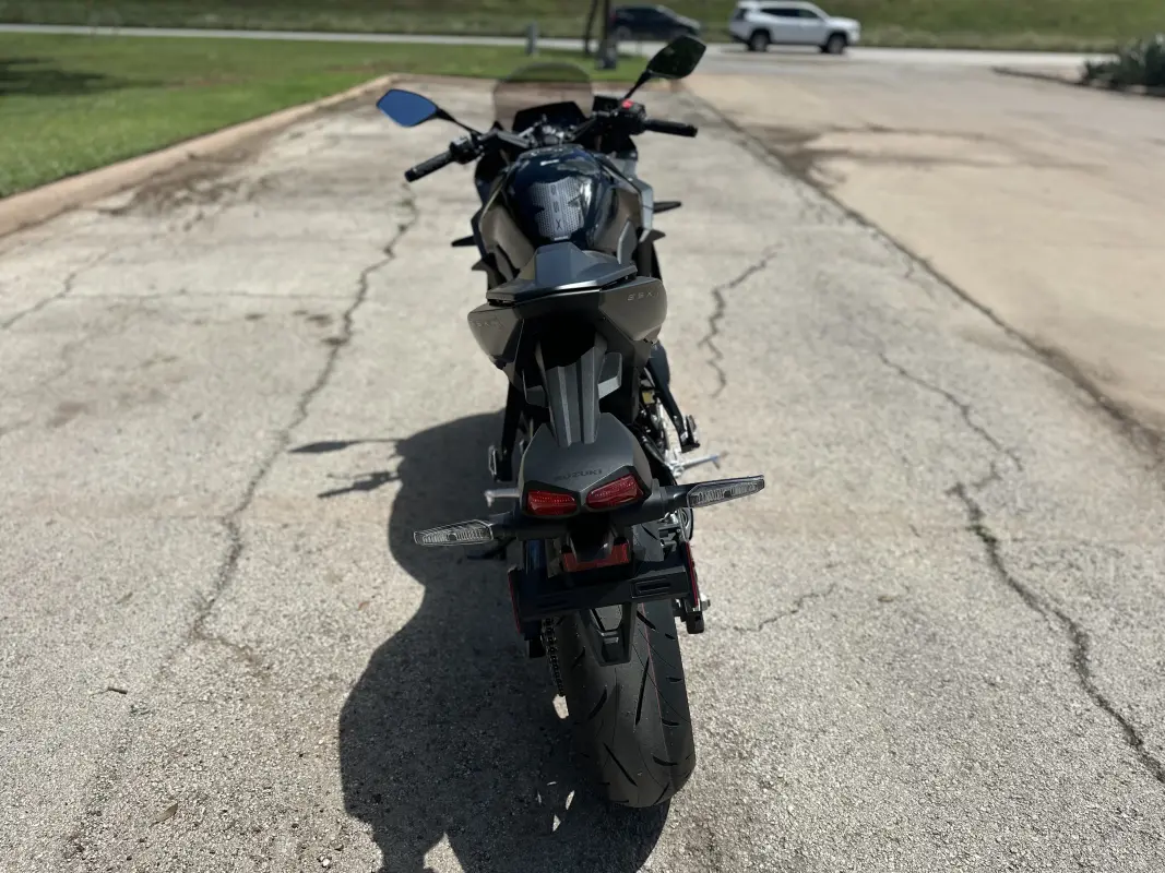 2025 Suzuki GSX-8R - Photo 6