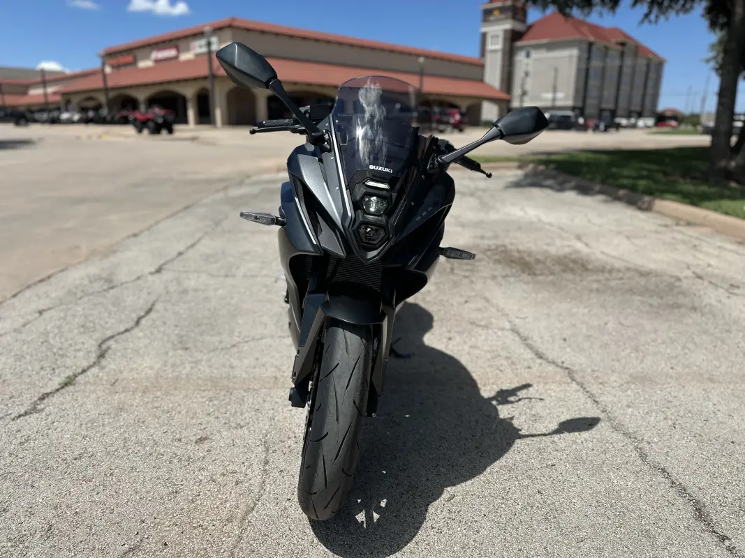 2025 Suzuki GSX-8R - Photo 3