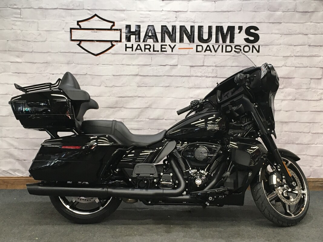 2025 Harley-Davidson Street Glide Ultra Vivid Black - Black Finish FLHXU