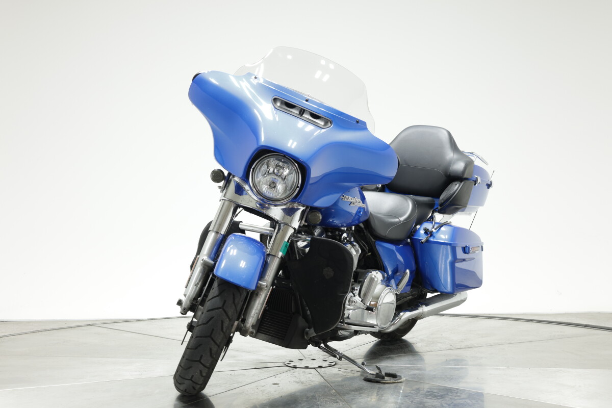 2018 Harley-Davidson FLHX Street Glide in Electric Blue with 17823 miles - Photo 9