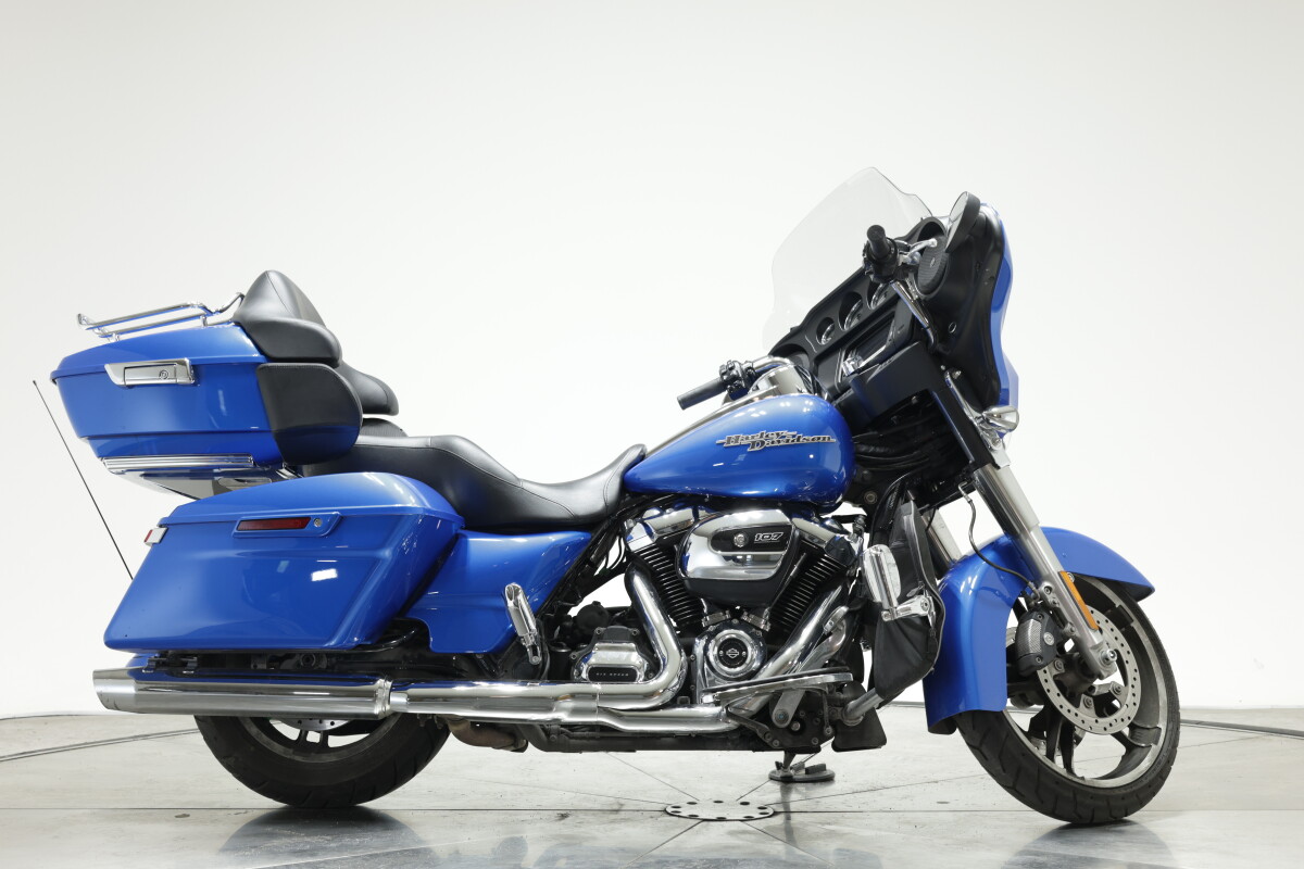 2018 Harley-Davidson FLHX Street Glide in Electric Blue with 17823 miles