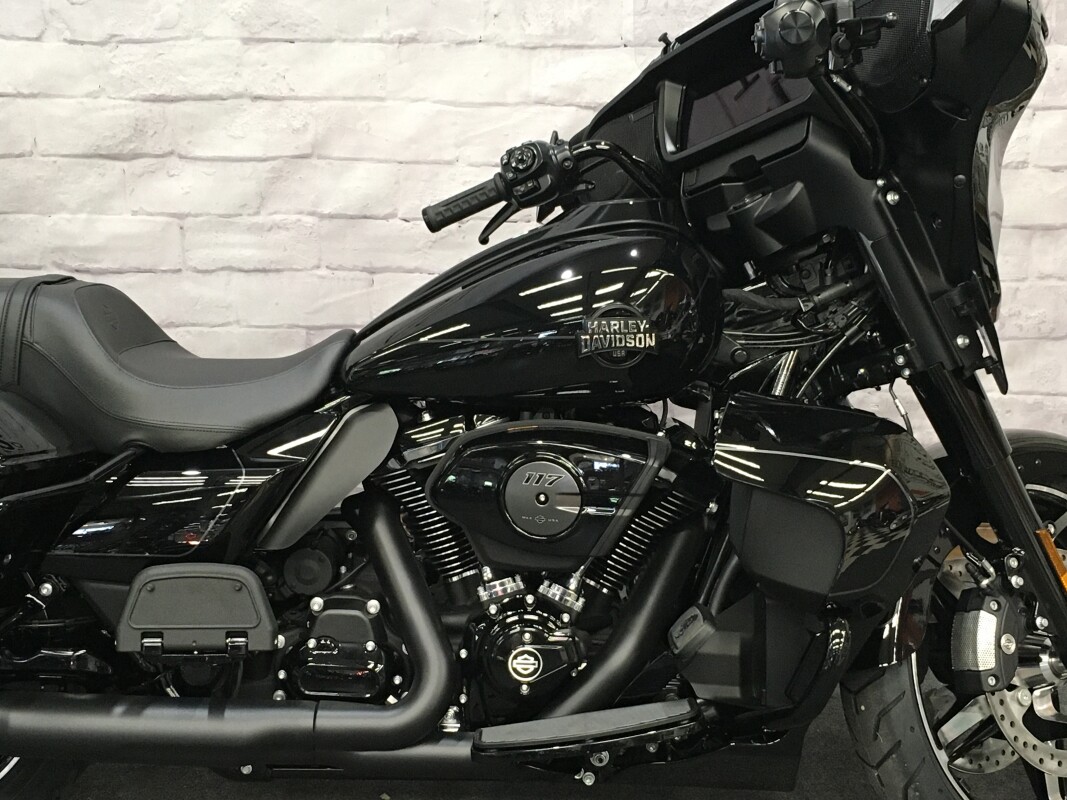 2025 Harley-Davidson Street Glide Ultra Vivid Black - Black Finish FLHXU - Photo 3