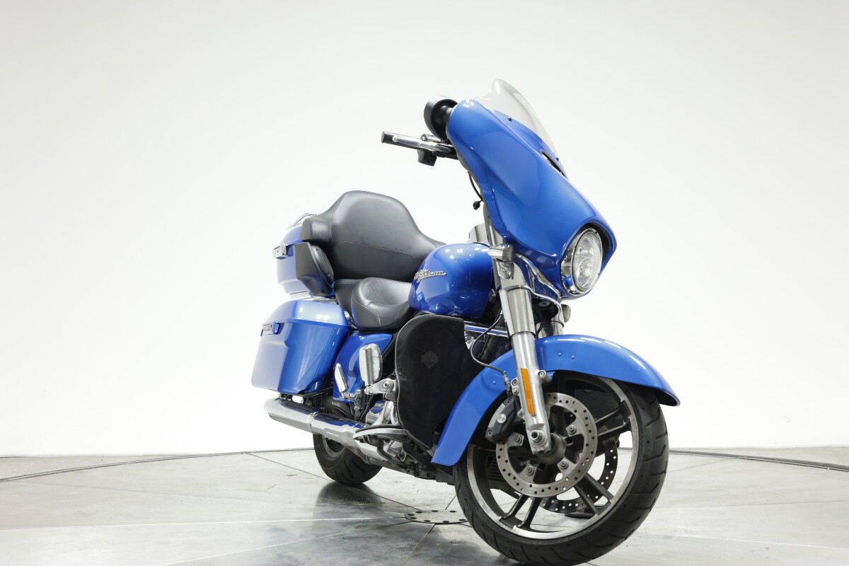 2018 Harley-Davidson FLHX Street Glide in Electric Blue with 17823 miles - Photo 6