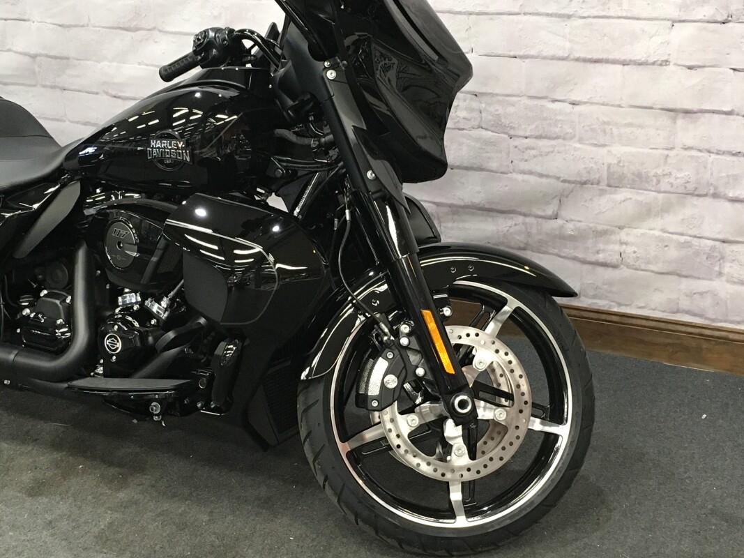 2025 Harley-Davidson Street Glide Ultra Vivid Black - Black Finish FLHXU - Photo 4