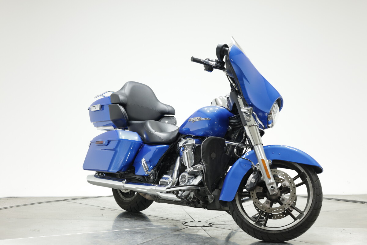 2018 Harley-Davidson FLHX Street Glide in Electric Blue with 17823 miles - Photo 5