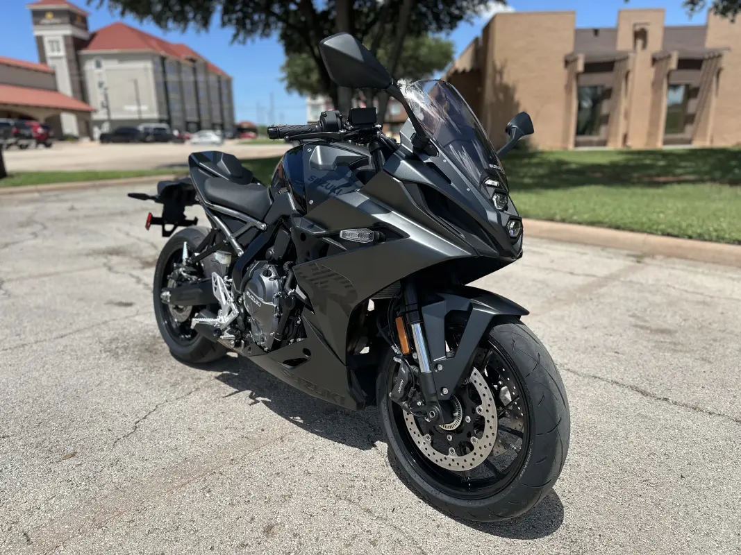 2025 Suzuki GSX-8R - Photo 2