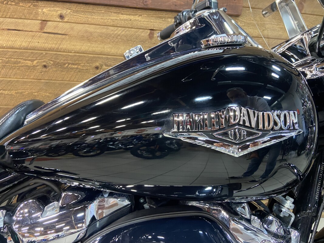2019 Harley-Davidson Road King Vivid Black FLHR - Photo 2