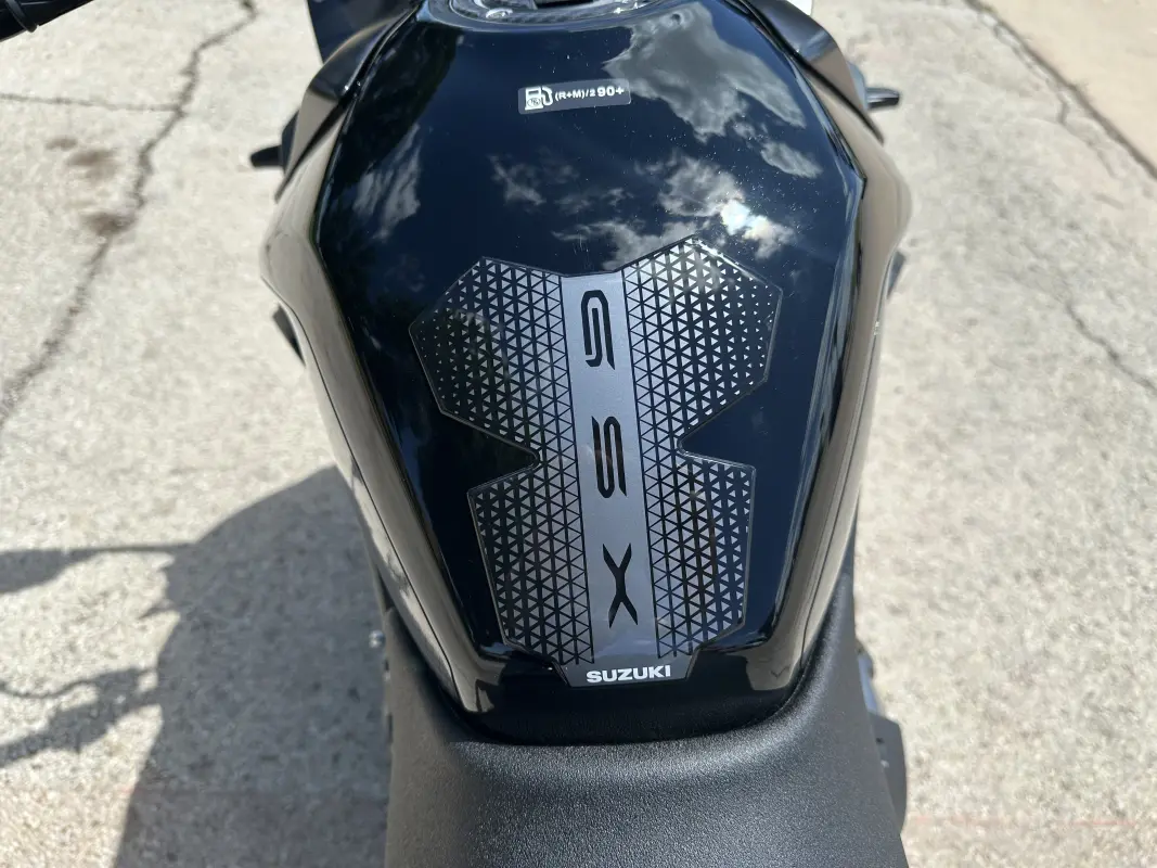 2025 Suzuki GSX-8R - Photo 7