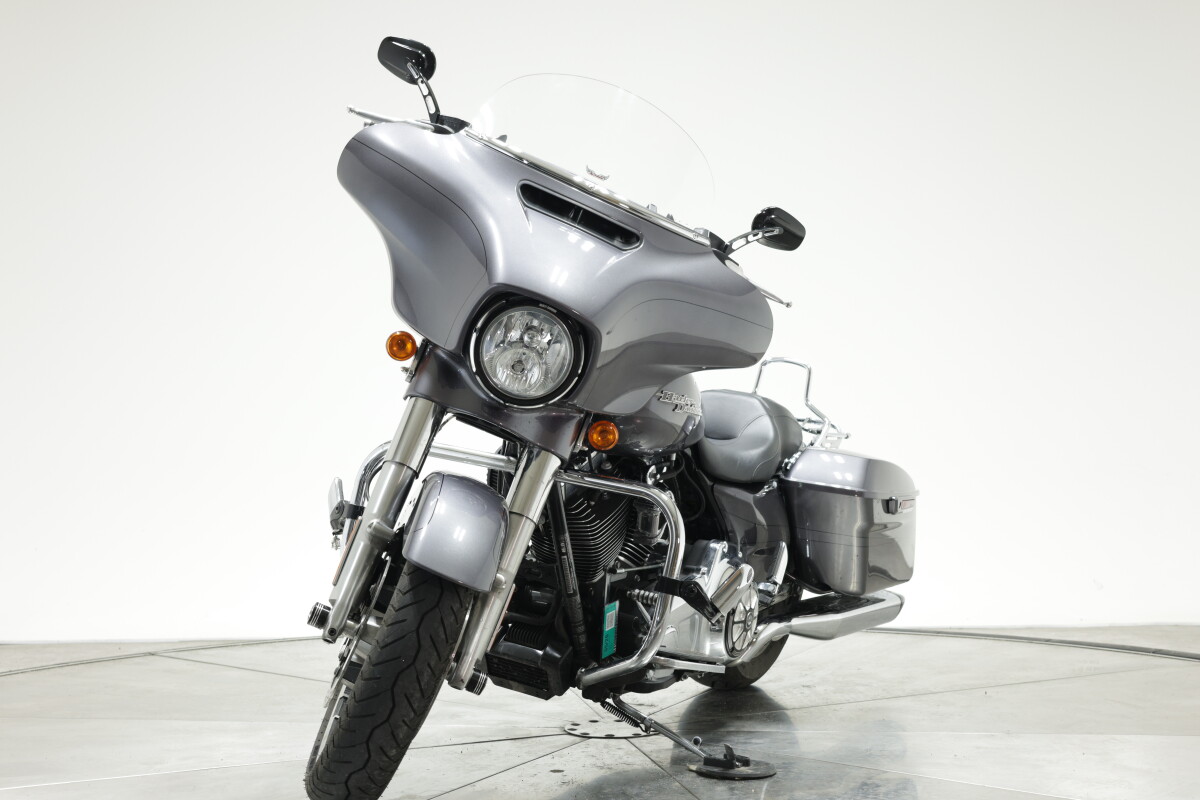 2015 HARLEY-DAVIDSON FLHXS STREET GLIDE SPECIAL in CHARCOAL PEARL W/ PINSTRIPE with 6908 miles - Photo 7