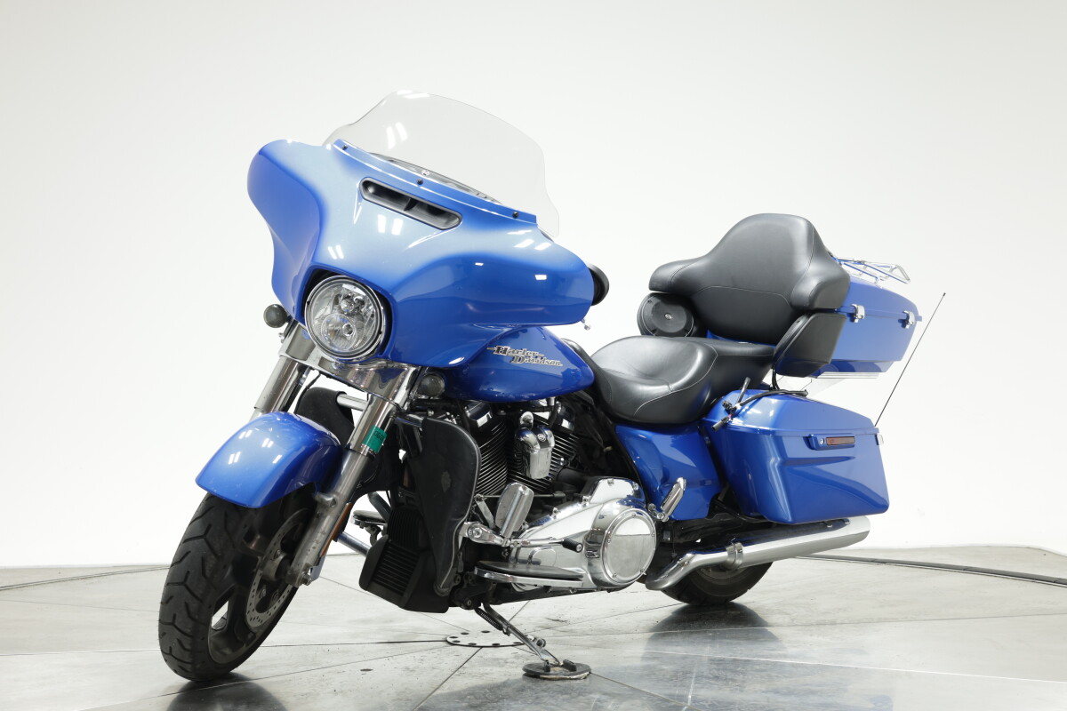 2018 Harley-Davidson FLHX Street Glide in Electric Blue with 17823 miles - Photo 10