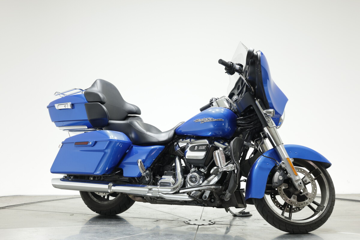 2018 Harley-Davidson FLHX Street Glide in Electric Blue with 17823 miles - Photo 4