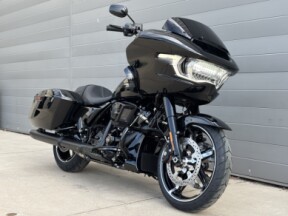 2025 Harley-Davidson<sup>®</sup> Road Glide® Vivid Black thumb 3