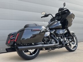 2025 Harley-Davidson<sup>®</sup> Road Glide® Vivid Black thumb 2