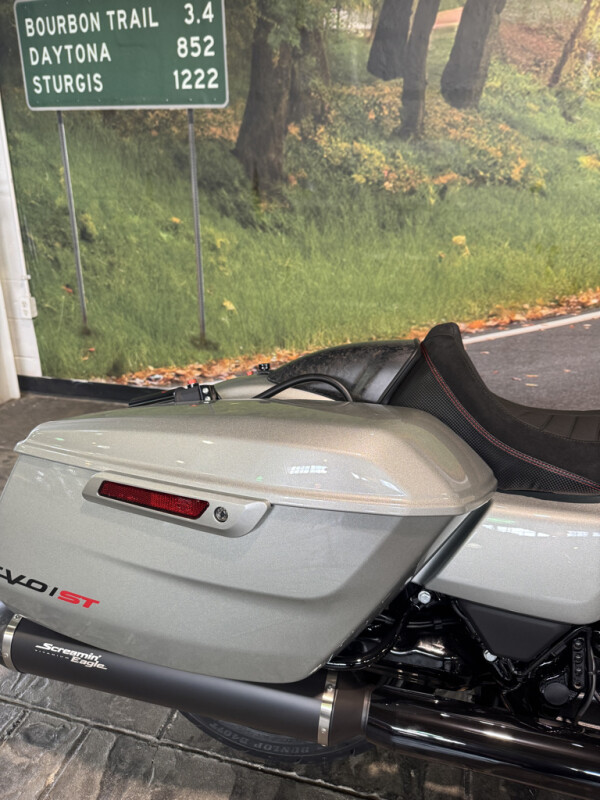 2025 Harley-Davidson CVO Road Glide ST - Photo 7