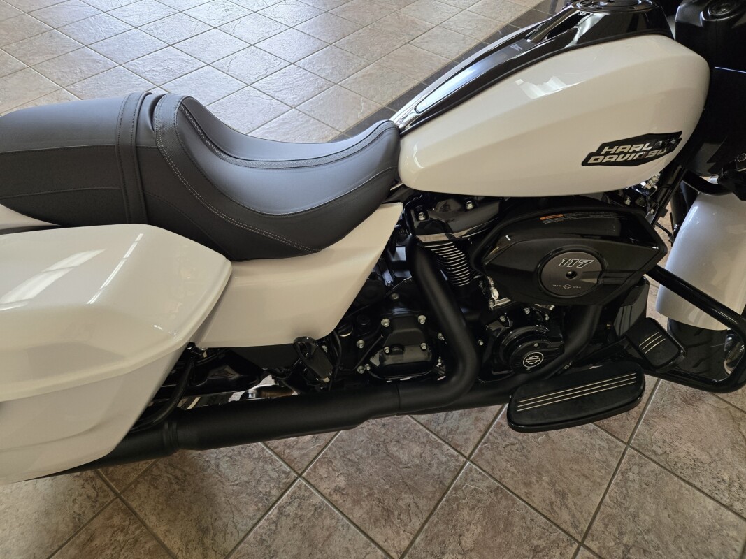 2025 Harley-Davidson Road Glide White Onyx Pearl - Black Finish - Photo 2