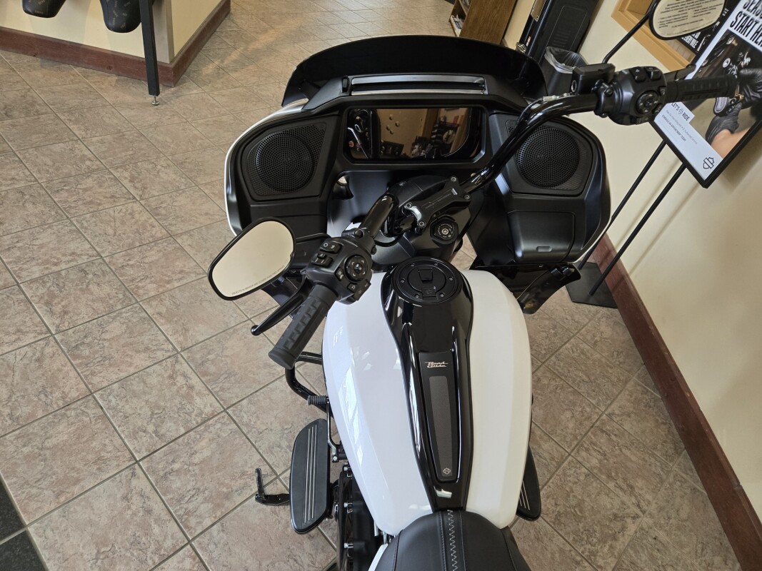 2025 Harley-Davidson Road Glide White Onyx Pearl - Black Finish - Photo 4