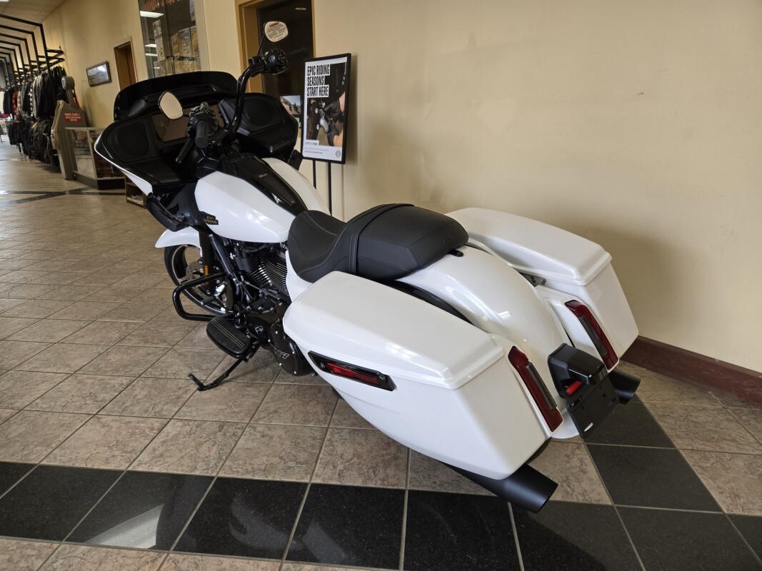 2025 Harley-Davidson Road Glide White Onyx Pearl - Black Finish - Photo 3