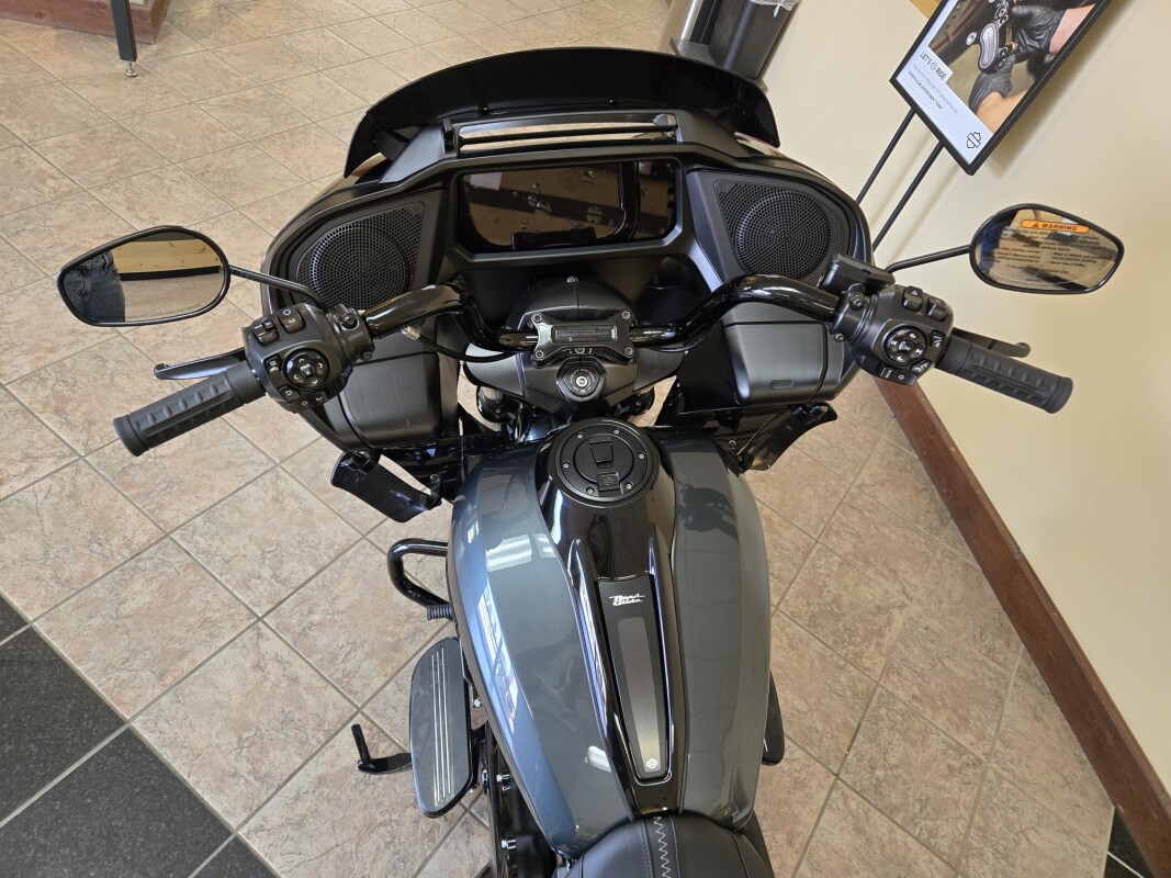 2025 Harley-Davidson Road Glide Iron Horse Metallic - Black Finish - Photo 4