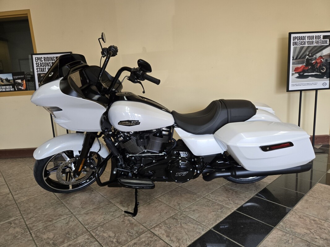 2025 Harley-Davidson Road Glide White Onyx Pearl - Black Finish