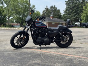 2020 Harley-Davidson<sup>®</sup> Iron 1200<sup>™</sup> Vivid Black thumb 2