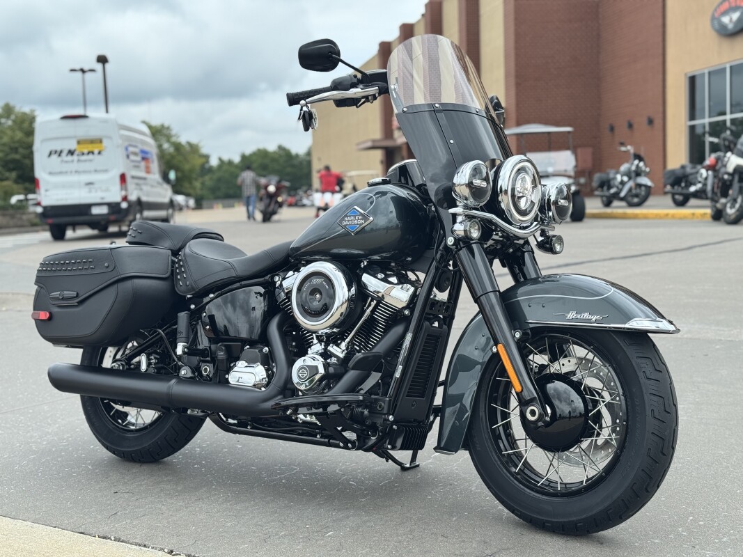 2025 Harley-Davidson Heritage Classic FLHC Iron Horse Metallic w/Cast Wheels - Photo 2