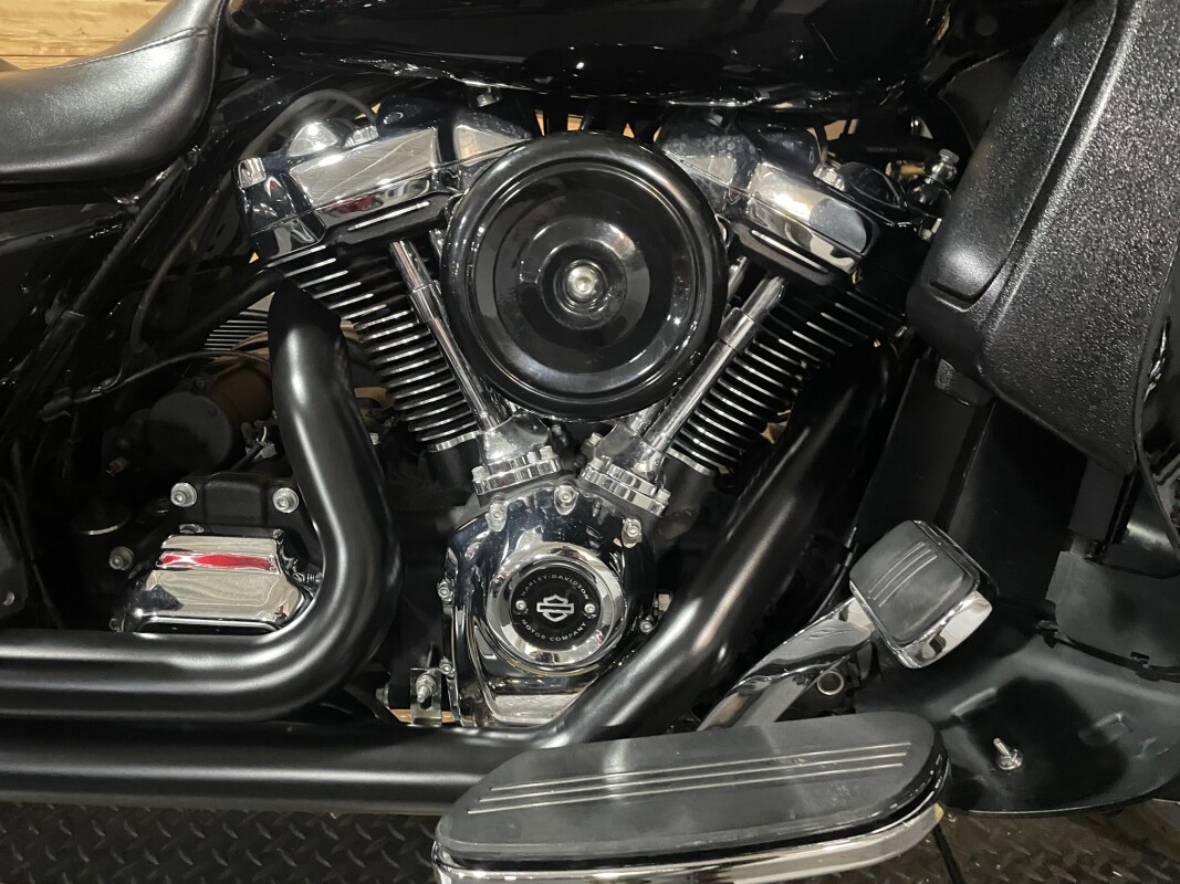 Harley-Davidson Road Glide Special 2017 FLTRXS Vivid Black - Photo 2