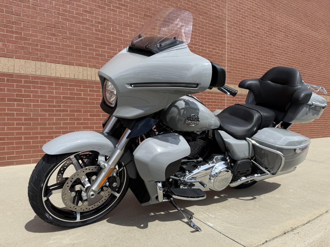 FLHXU 2025 Street Glide Ultra - Photo 8