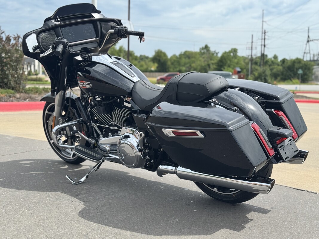 2025 Harley-Davidson FLHX Street Glide Vivid Black - Photo 4