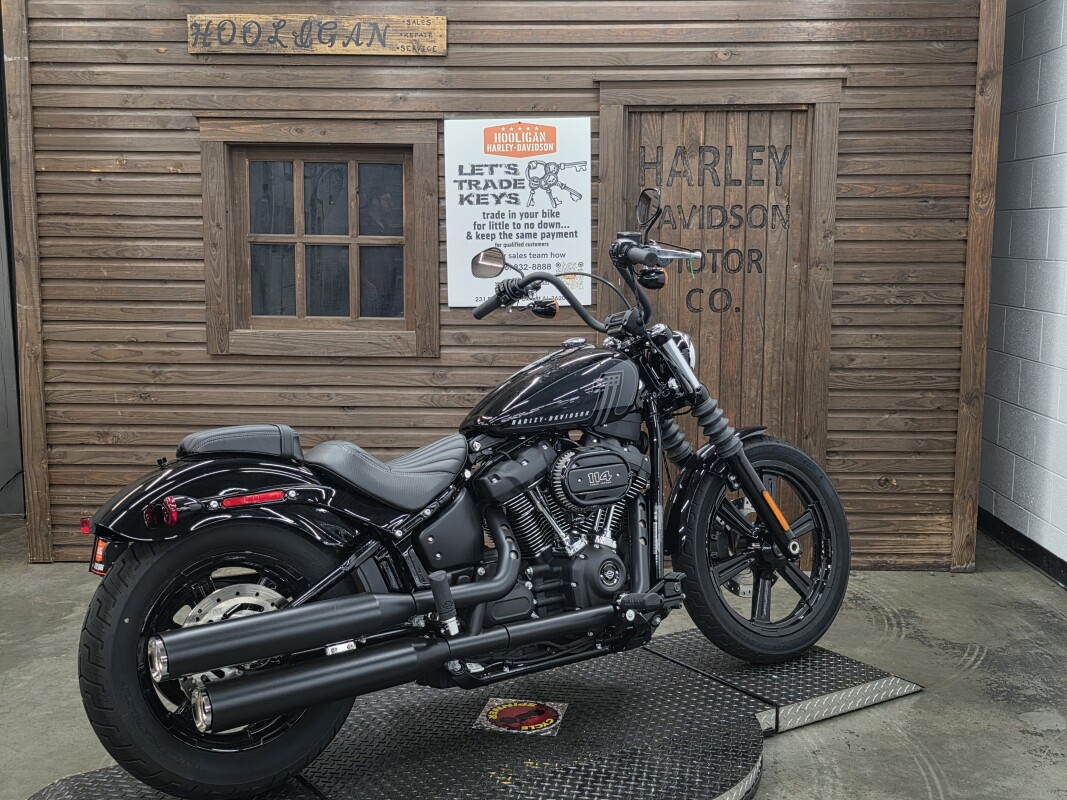 2024 Harley-Davidson Street Bob 114 VIVID BLACK - Photo 2
