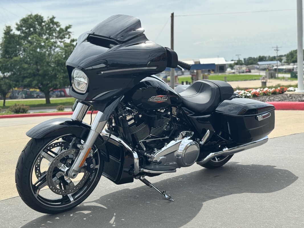 2025 Harley-Davidson FLHX Street Glide Vivid Black - Photo 5