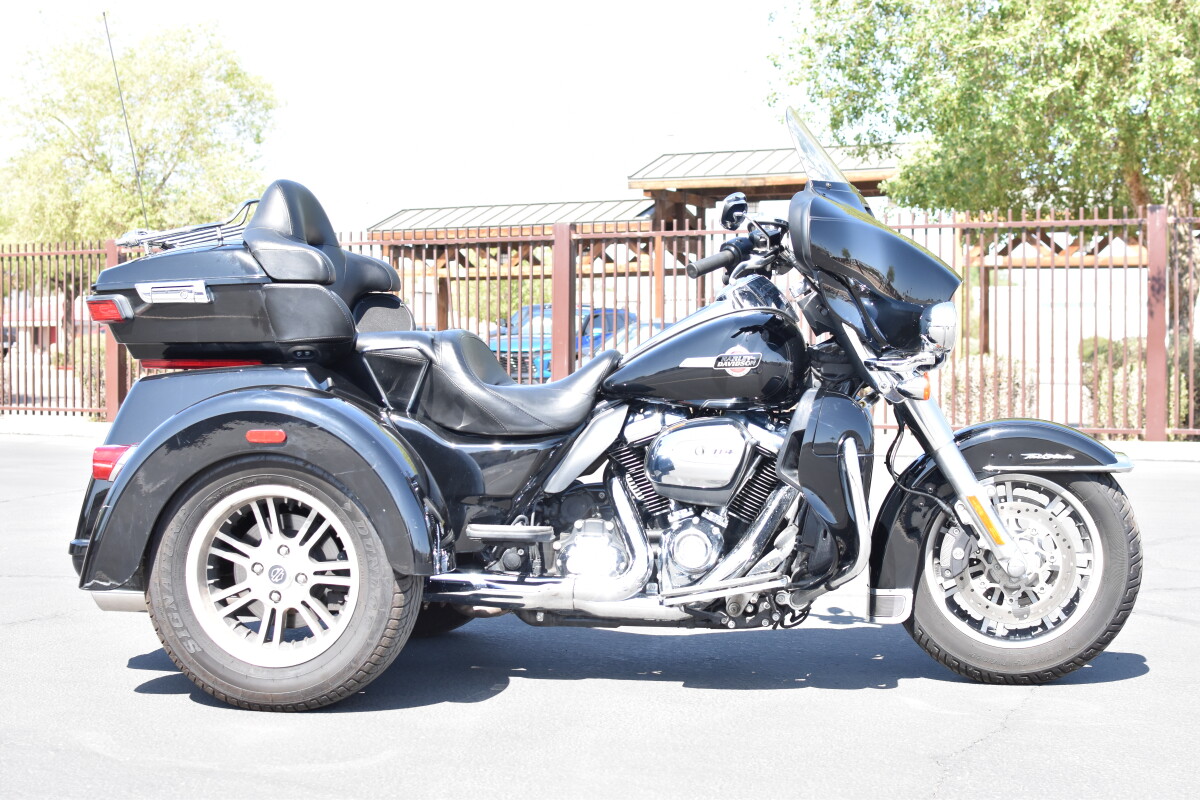 2023 Harley-Davidson® Tri Glide® Ultra FLHTCUTG | Desert Wind