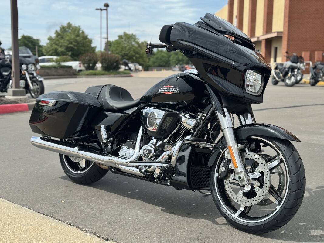 2025 Harley-Davidson FLHX Street Glide Vivid Black - Photo 2