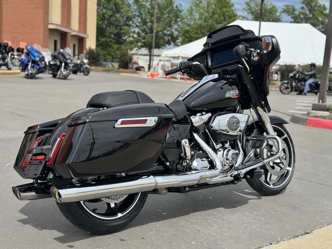 2025 Harley-Davidson FLHX Street Glide Vivid Black - Photo 3